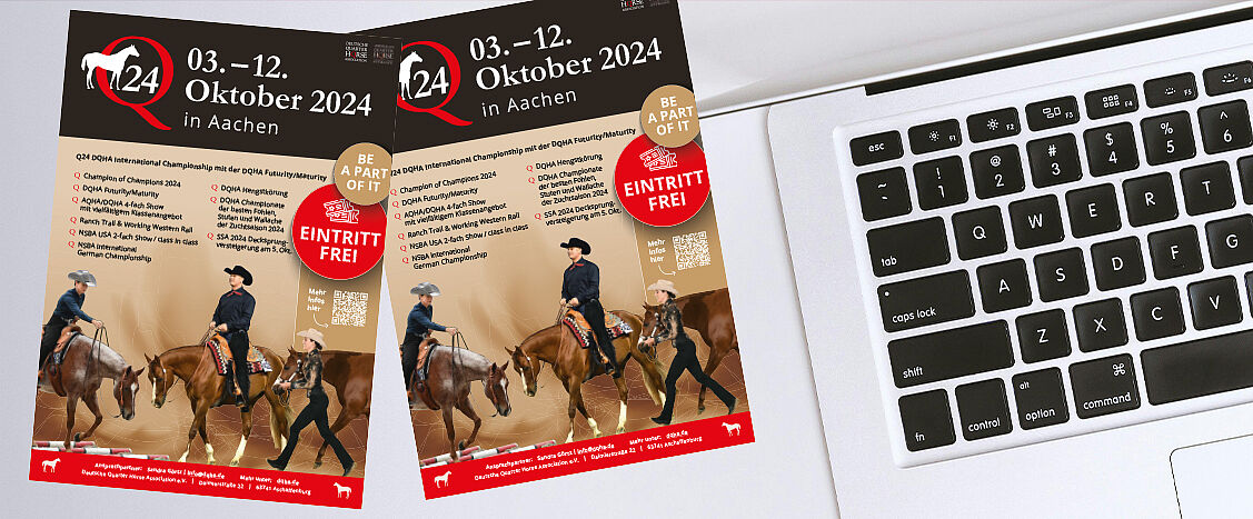 Zwei identische Veranstaltungsplakate zur Q24 DQHA International Championship liegen leicht versetzt auf einer weißen Oberfläche neben der Tastatur eines Laptops. Auf den Plakaten sind Reiterinnen und Reiter mit Westernpferden in der Arena abgebildet. Oben steht „03.–12. Oktober 2024 in Aachen“, daneben das Q24-Logo. Ein roter Kreis weist auf „Eintritt frei“ hin. Im Hintergrund ist die schwarze Tastatur eines Laptops teilweise zu sehen.