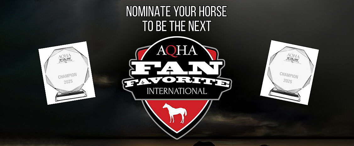 Grafik mit dunklem Hintergrund und dem Text „NOMINATE YOUR HORSE TO BE THE NEXT AQHA FAN FAVORITE INTERNATIONAL“. In der Mitte ein rotes und schwarzes Logo „AQHA FAN FAVORITE INTERNATIONAL“ mit weißer Pferdesilhouette, links und rechts jeweils eine Trophäe mit der Aufschrift „AQHA FAN FAVORITE CHAMPION 2025“.