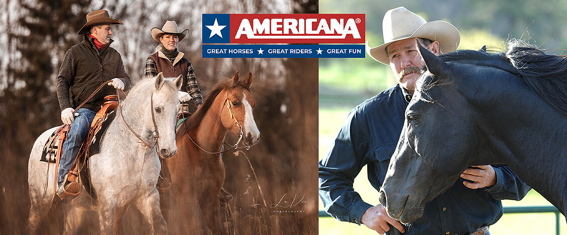 Zweiteilige Collage mit Westernreit-Motiven. Links reiten zwei Personen in Cowboyhüten auf einem grauen und einem braunen Pferd durch staubiges Gelände, die Pferde bewegen sich ruhig nebeneinander. Rechts steht ein Mann im Cowboyhut nahe bei einem schwarzen Pferd und hält dessen Kopf ruhig, beide wirken entspannt. Oben mittig ist das Logo „AMERICANA – Great Horses · Great Riders · Great Fun“ eingeblendet.