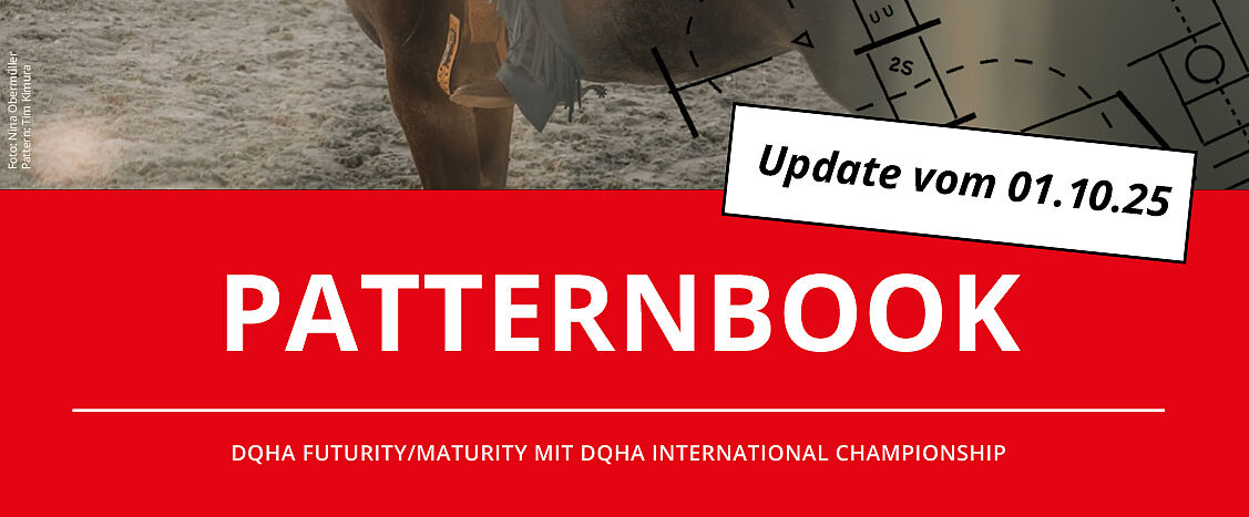 Grafisches Titelbild mit rotem Hintergrund und weißer Schrift. In der Mitte steht groß der Text „PATTERNBOOK“. Darüber ist schräg ein weißes Label mit schwarzer Umrandung und der Aufschrift „Update vom 01.10.25“ platziert. Unter dem Titel steht kleiner der Text „DQHA Futurity/Maturity mit DQHA International Championship“. Im oberen Bildbereich sind unscharf ein Pferdebein im Sand sowie grafische Linien und Markierungen eines Reitpatterns zu sehen.