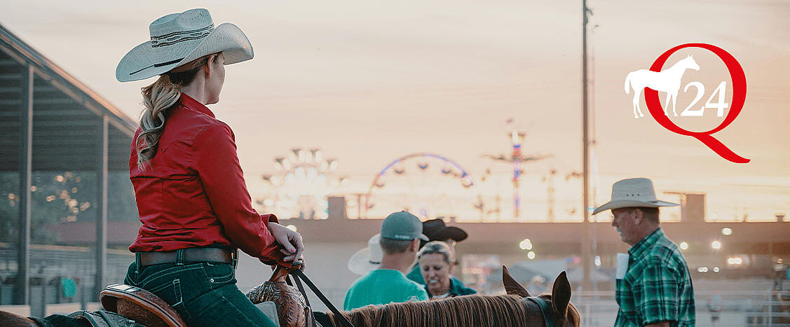 Eine Reiterin mit Cowboyhut sitzt auf einem Pferd und blickt auf mehrere Personen auf einem Messe- oder Turniergelände bei Abendlicht. Rechts oben ist das Logo „Q24“ mit Pferdesilhouette zu sehen.