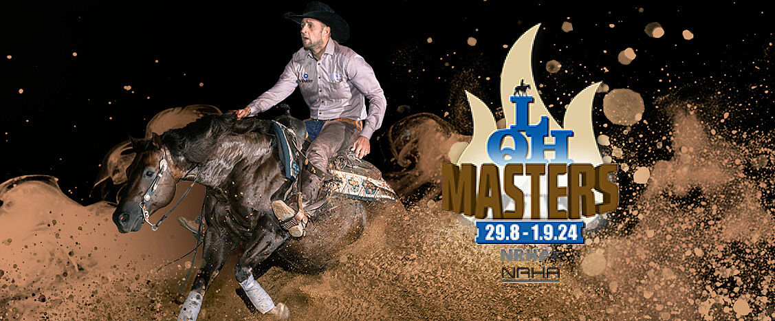 Ein Reiter mit Cowboyhut reitet ein Pferd, das Sand aufwirbelt, vor schwarzem Hintergrund. Sichtbarer Text: „LQH Masters“, „29.8.–1.9.24“, „NRHA“, „DQHA“.