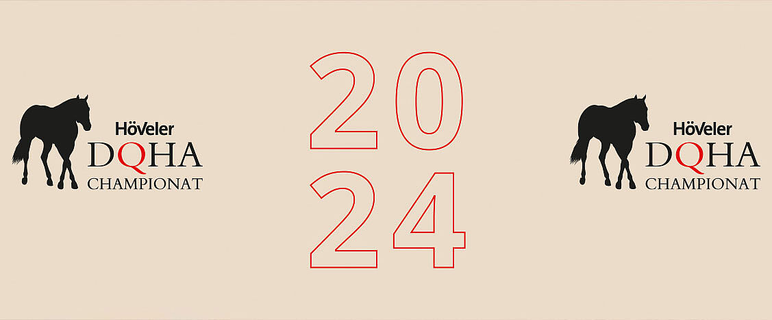 Grafik mit beigem Hintergrund, mittig steht groß die Jahreszahl „2024“. Links und rechts ist jeweils das Logo „Höveler DQHA Championat“ mit einer Pferdesilhouette zu sehen.