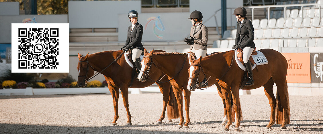 Drei Personen mit Reithelmen sitzen auf gesattelten Pferden in einer Reithalle; an einem Pferd ist die Startnummer „0124“ befestigt. Links im Bild befindet sich ein QR-Code mit WhatsApp-Symbol.
