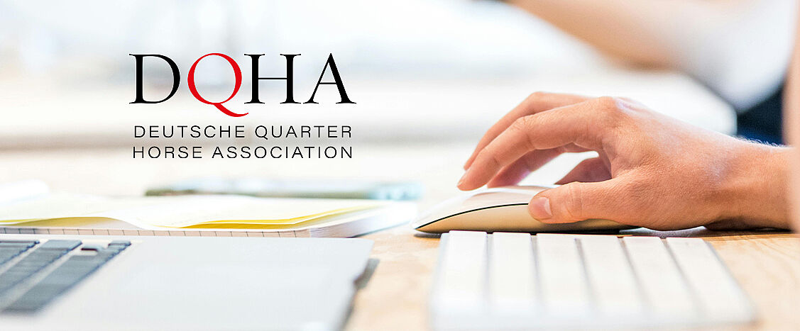 Hand am Computerarbeitsplatz mit Maus und Tastatur, daneben das Logo der Deutschen Quarter Horse Association (DQHA).