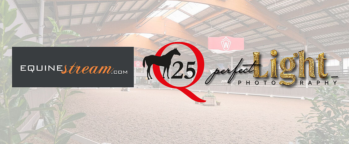 In einer hellen Reithalle sind drei Logos nebeneinander platziert: links „EquineStream“, mittig das Q25-Logo mit Pferdesilhouette und rechts „Perfect Light Photography“. Der Hallenboden und die Dachkonstruktion sind weich ausgeblendet im Hintergrund zu sehen.