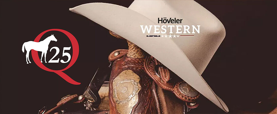 Westernhut auf einem Sattel, Detailaufnahme mit Q25-Logo und Schriftzug „Höveler Western“ auf dunklem Hintergrund.