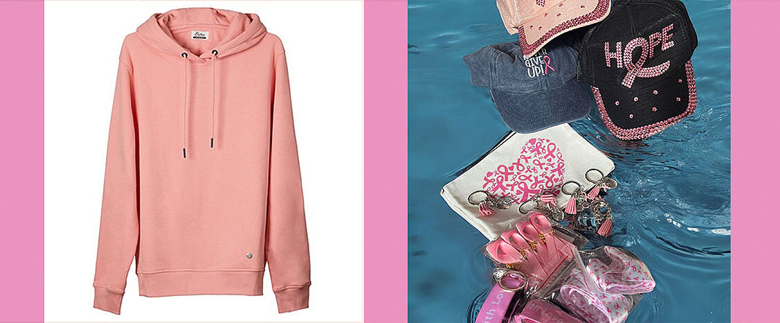 Links ein rosafarbener Kapuzenpullover vor hellem Hintergrund; rechts schwimmen rosafarbene Accessoires mit Schleifenmotiven im Wasser, darunter Kappen mit den Aufschriften „HOPE“ und „GIVE UP?“.