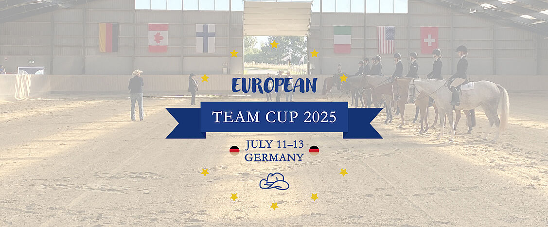 Banner mit der Aufschrift „European Team Cup 2025“. Im Zentrum ein blaues Band mit dem Text „TEAM CUP 2025“, darüber „EUROPEAN“. Darunter steht „July 11–13, Germany“, flankiert von kleinen Deutschlandflaggen. Im Hintergrund eine helle Reithalle mit mehreren Reiterinnen und Reitern auf Pferden, die nebeneinander aufgestellt sind. An der Hallenwand hängen verschiedene nationale Flaggen. Gelbe Sterne und ein kleines Cowboyhut-Symbol ergänzen das Design.
