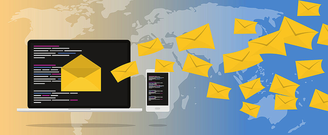 Eine grafische Illustration mit einem Laptop und einem Smartphone auf der linken Seite.  Auf den Bildschirmen sind stilisierte Textzeilen und ein großes gelbes E-Mail-Symbol zu sehen.  Viele gelbe Briefumschläge fliegen von links nach rechts über eine angedeutete Weltkarte und symbolisieren den Versand von E-Mails weltweit.