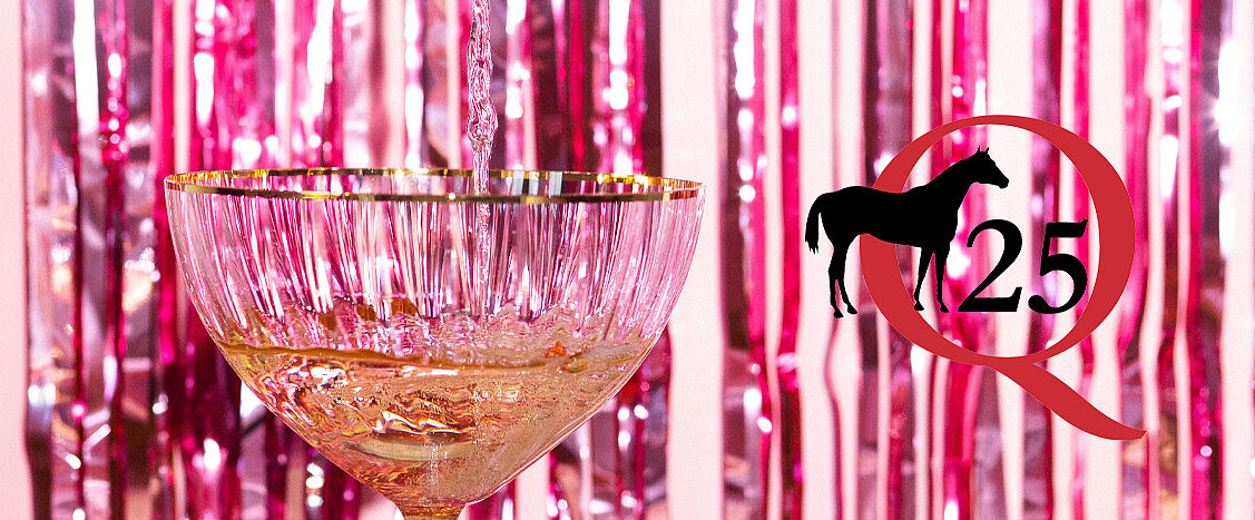 Ein gefülltes Sektglas steht vor einem glitzernden pinkfarbenen Lamellen-Hintergrund. Rechts daneben ist ein rundes Q25-Logo mit Pferdesilhouette zu sehen.